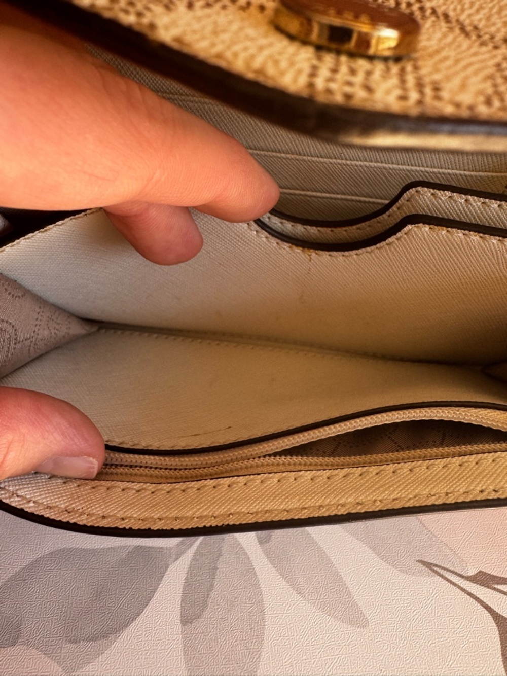 Michael Kors Beige Logo Chain Crossbody Purse/Wallet - Picture 6 of 10